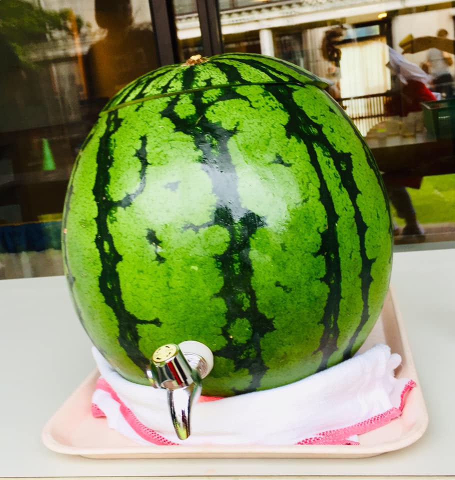 もし蛇口をひねるとずーっと甘いスイカのジュースが出て来たら…夢のお手伝いの日