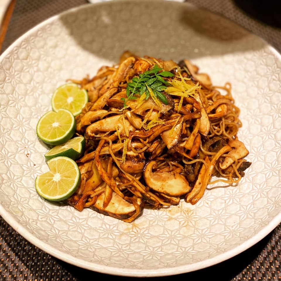 麺が見えないっ！！美女たちと馳走和醸すぎで「松茸が多過ぎる焼きそば」の巻