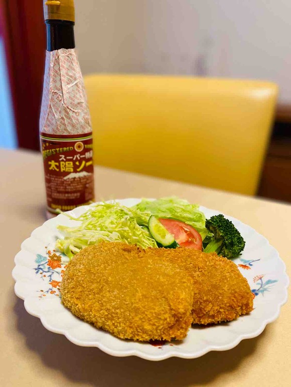 円頓寺商店街の老舗肉屋「肉の丸小」のコロッケを太陽ソースで！