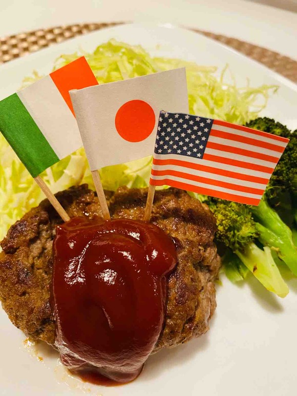 ステイホームも楽しみたい☆ハンバーグに国旗を立てて一人応援団な夜