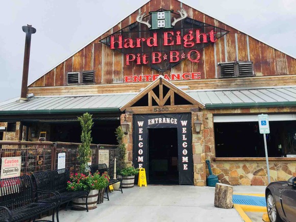 テキサス南部料理といえばバーベキュー！本格的「Hard Eight BBQ」