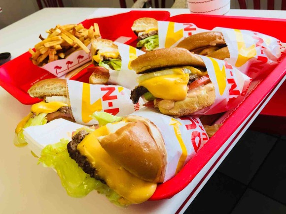 野菜のカットもお店で！手作り感たっぷりのハンバーガーチェーン「In-N-Out burger」