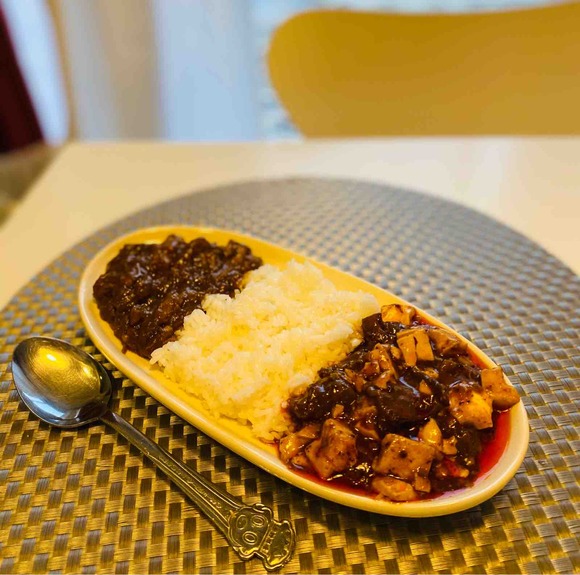 贅沢すぎるコラボ飯！四川飯店のマーボ豆腐＆肉山カレーでＷダムカレー