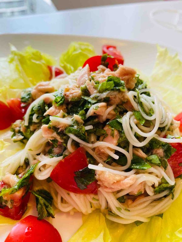 家庭菜園で育てたバジルをたっぷり使って朝から「バジルそうめん」