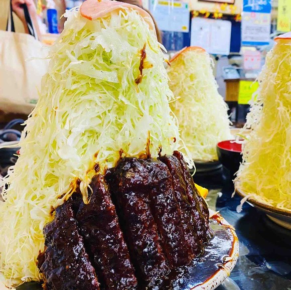 「デカ盛り聖地巡礼ランチ女子会第二弾」はキャベツタワーで有名な「葉栗屋」の味噌カツ