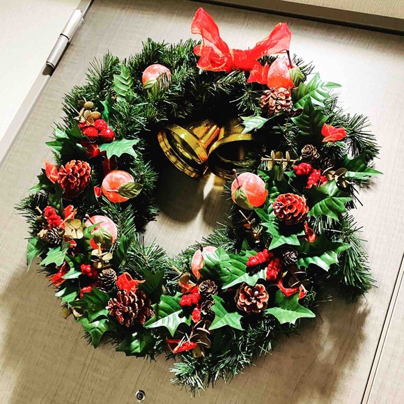 今年もクリスマスリースを玄関に！サンタさん来て下さいね☆