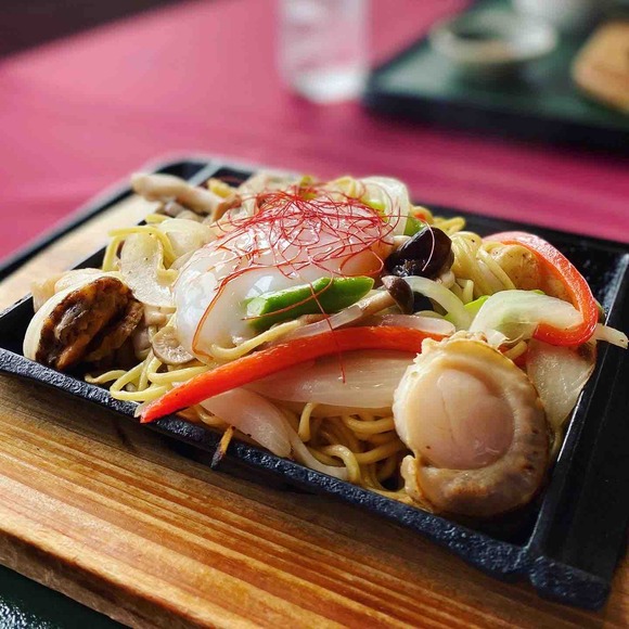 夏の思い出「ホテルのメインダイニングでB級グルメ”オホーツク北見塩焼きそば”」＠シェルブルー