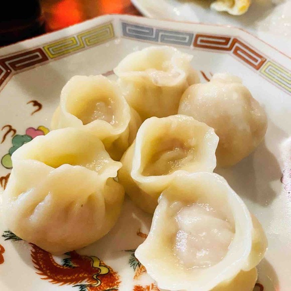 最近話題の「鶴東餃子」でデザート代わりの餃子タイム♪