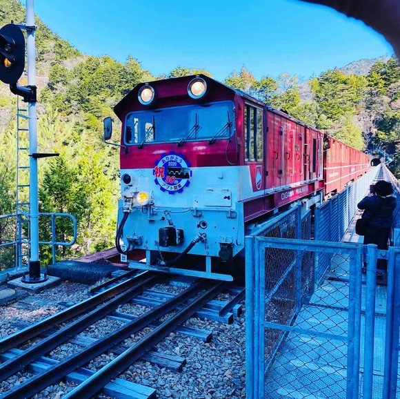 電車の連結作業をするキレッキレの駅員さんも見どころです「南アルプス あぷとライン」