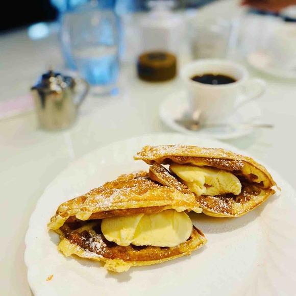 映画気分で美味しいワッフルを！尾道で一番有名な喫茶店「茶房こもん」