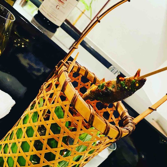 籠から湯気がシュワシュワ…猫洞の「八泉」の夏はこの風景から