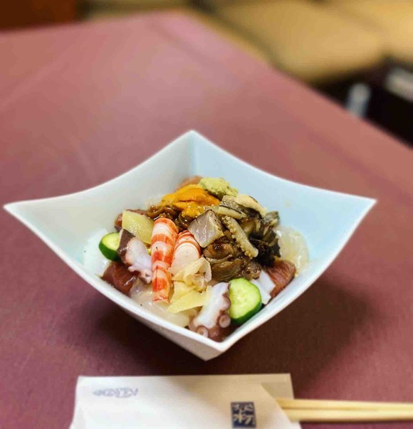 茶色くて地味なのになんと贅沢なハーモニー「すし処水乃」ちらし寿司