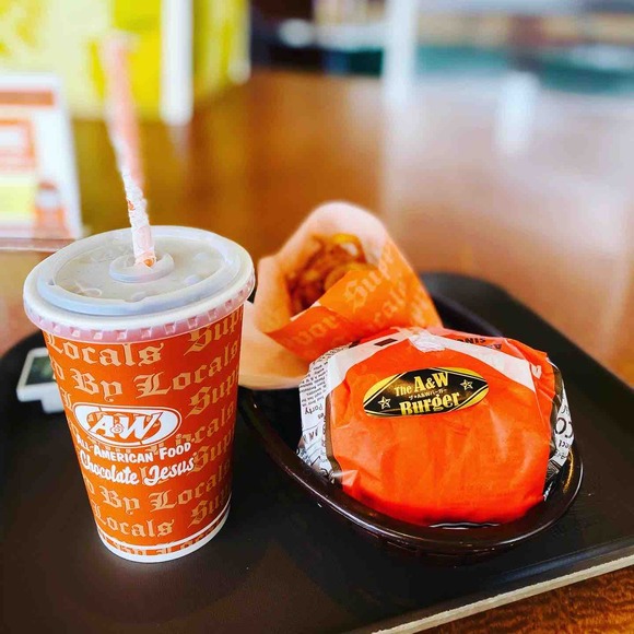 日本初のファストフード店・オールアメリカンフード 「A&W レストラン」牧港店