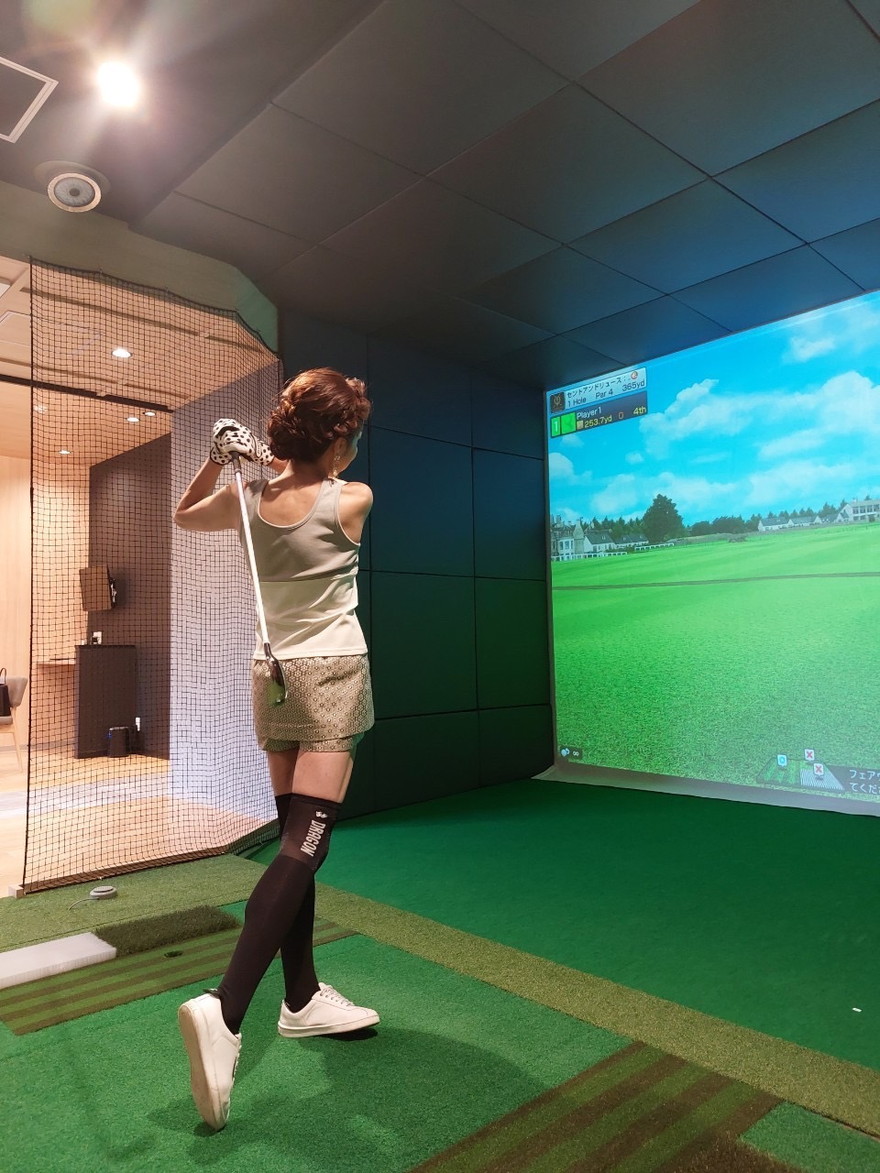 世界の200コースでプレイ可能！ シミュレーションゴルフの「トナリノゴルフ千種店」がグランドオープン。